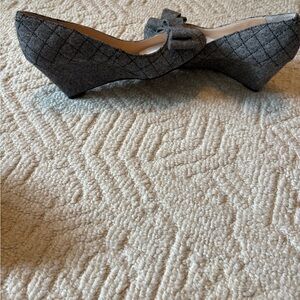 New Jessica Simpson patterned wedge bow shoes. Very pretty. Size 7M.